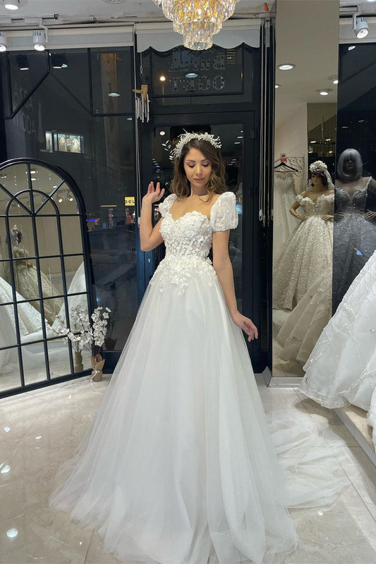 Elegantes bodenlanges A-Linien-Brautkleid aus Tüll mit Herzausschnitt und kurzen Ärmeln