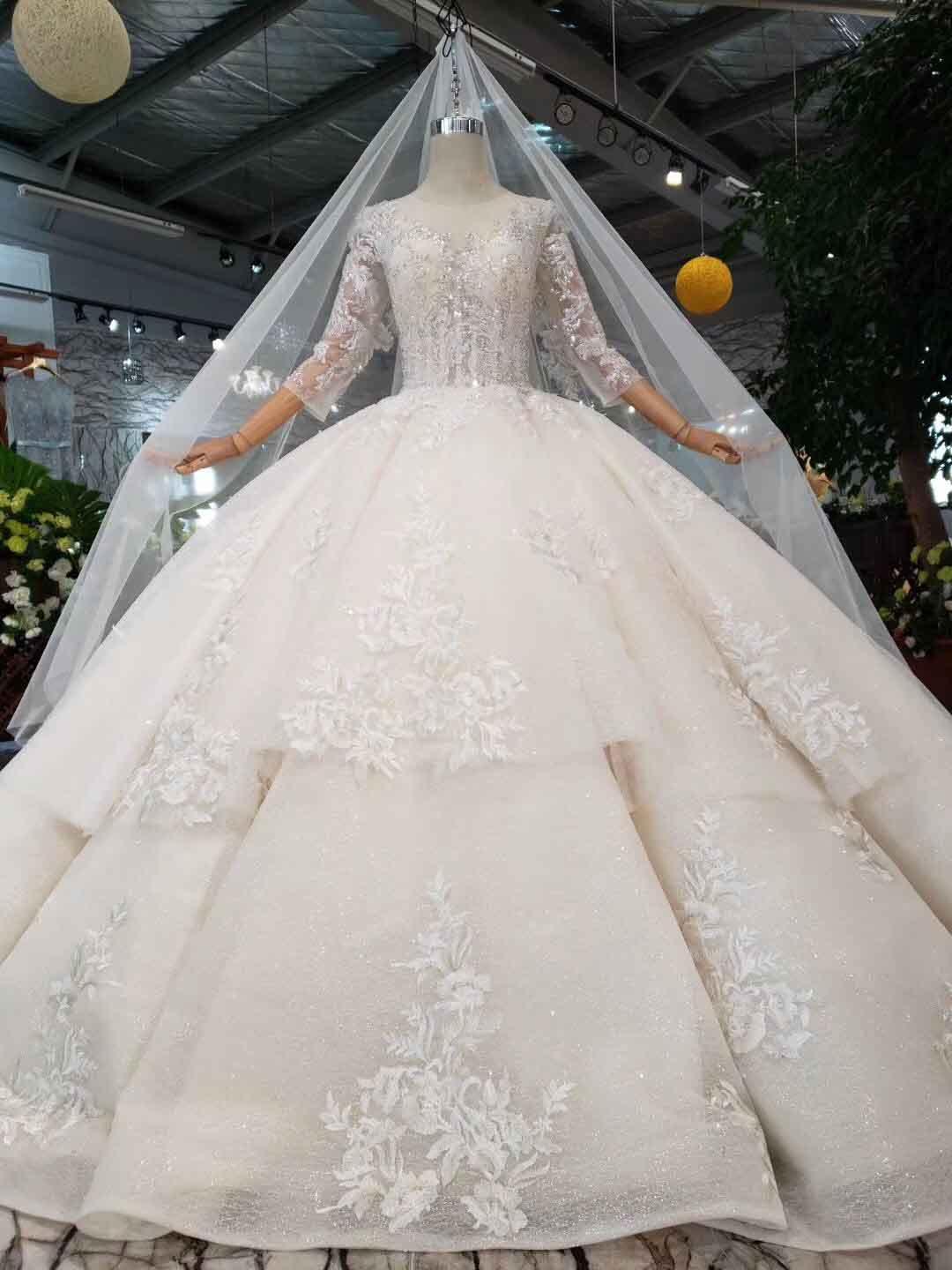 Elegantes Ballkleid mit halblangen Ärmeln und Spitzenlage