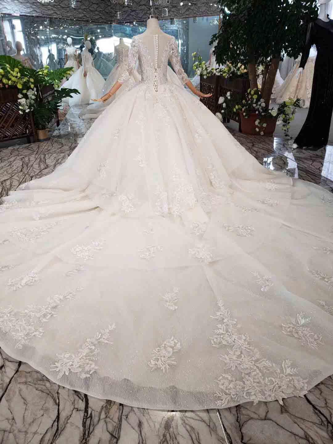 Elegantes Ballkleid mit halblangen Ärmeln und Spitzenlage