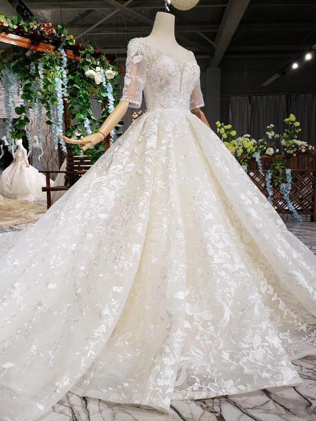 Elegantes halblanges Ballkleid mit Spitze und Herzausschnitt