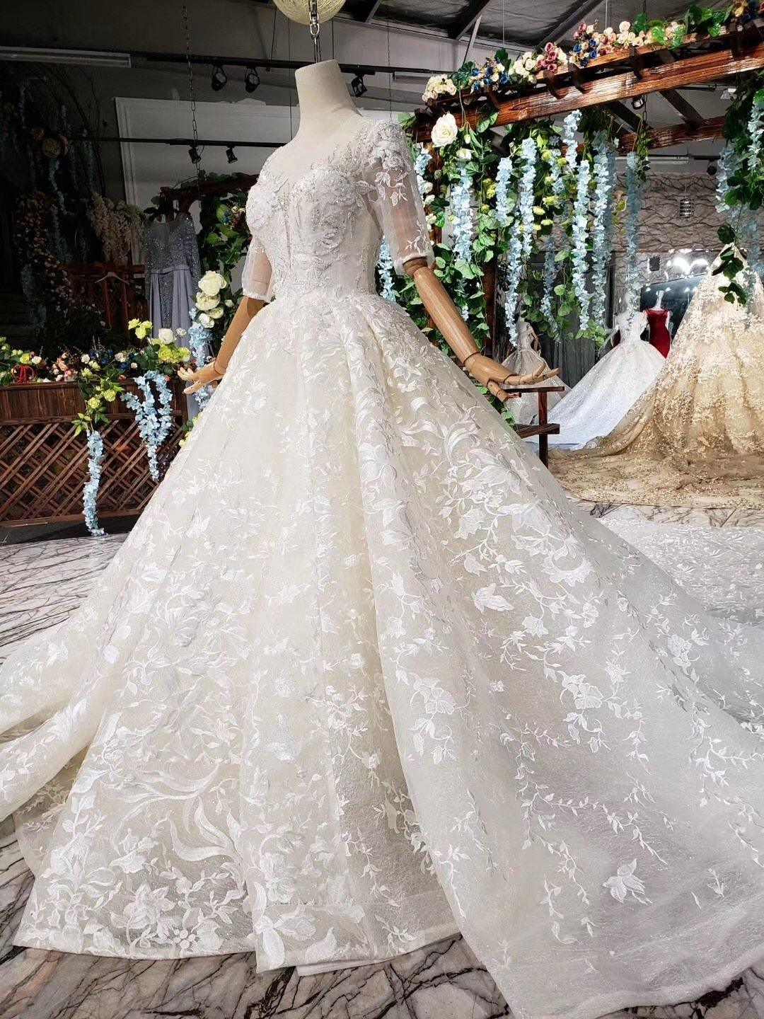 Elegantes halblanges Ballkleid mit Spitze und Herzausschnitt