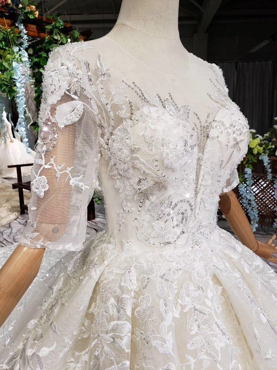 Elegantes halblanges Ballkleid mit Spitze und Herzausschnitt