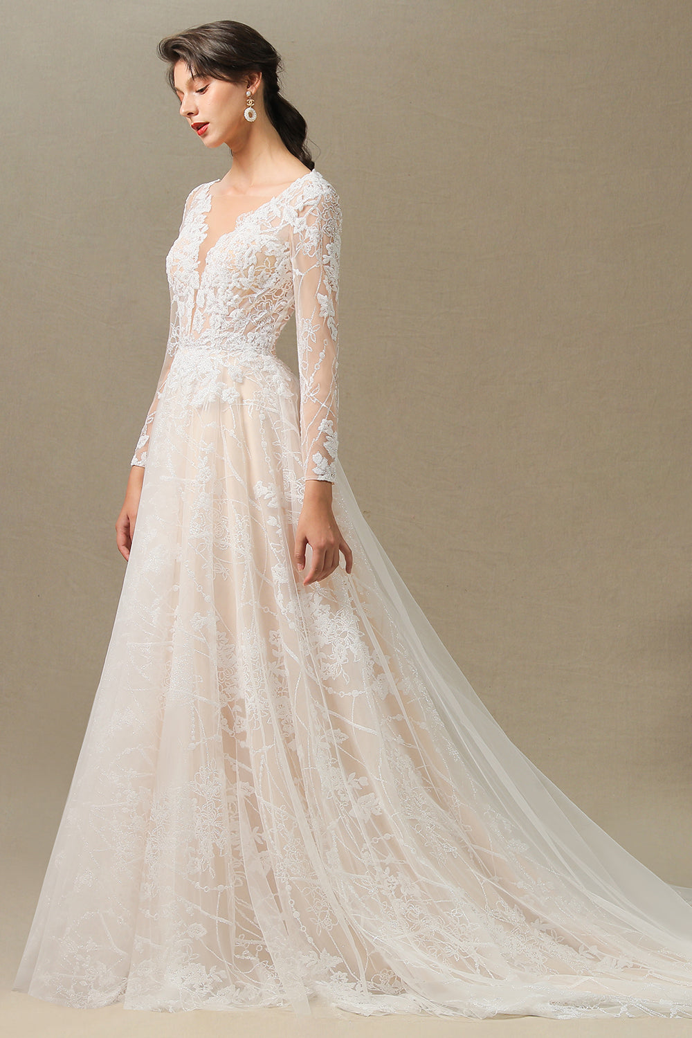 Elegantes Brautkleid aus Spitze mit tiefem V-Ausschnitt, langen Ärmeln und bodenlangen Brautkleidern