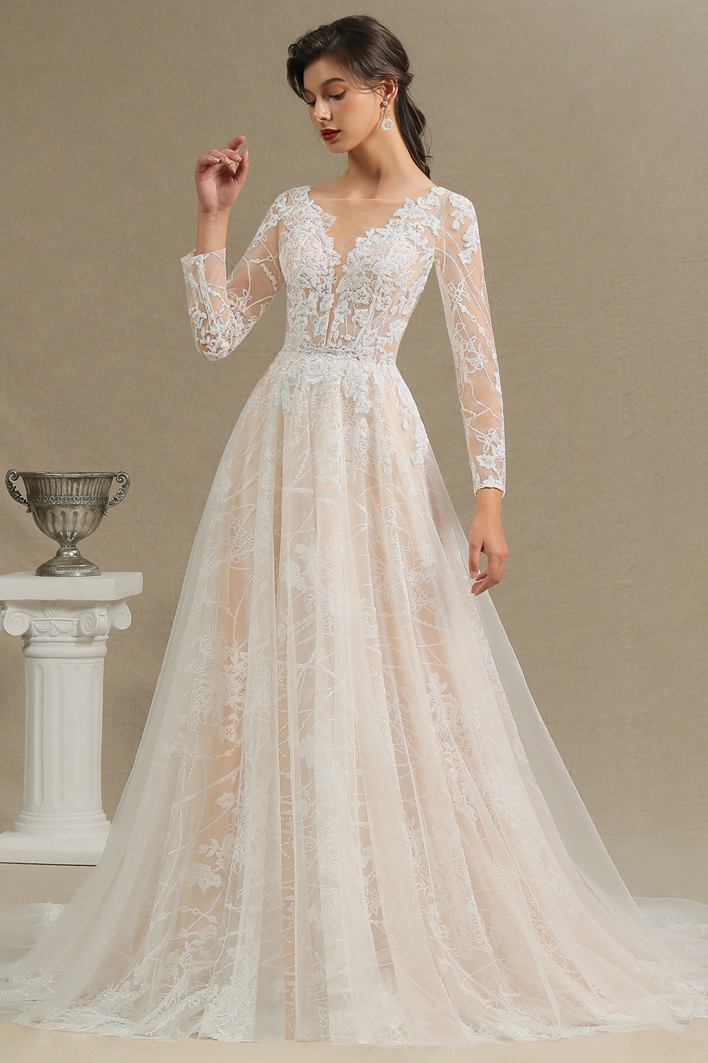 Elegantes Brautkleid aus Spitze mit tiefem V-Ausschnitt, langen Ärmeln und bodenlangen Brautkleidern