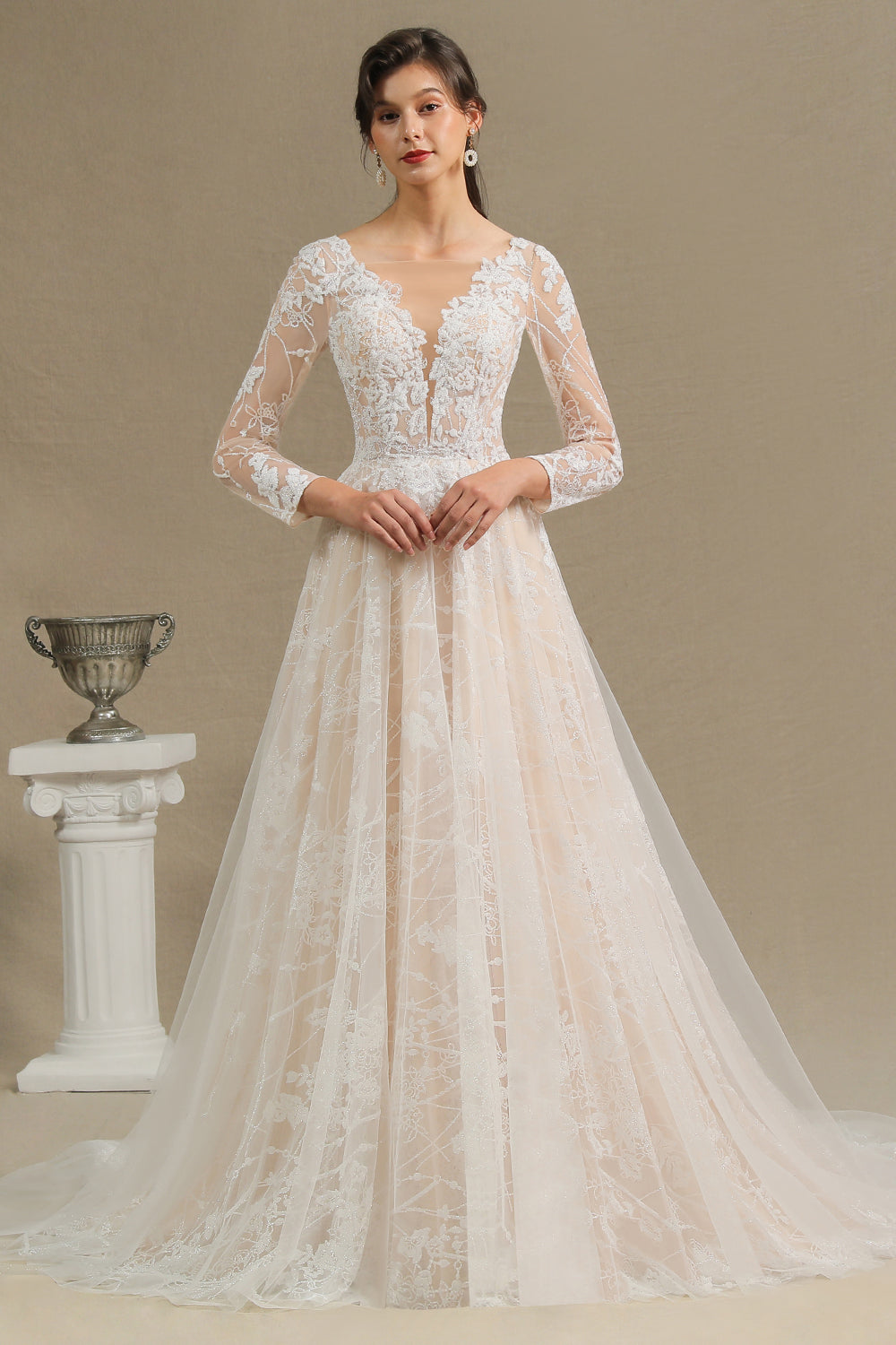 Elegantes Brautkleid aus Spitze mit tiefem V-Ausschnitt, langen Ärmeln und bodenlangen Brautkleidern