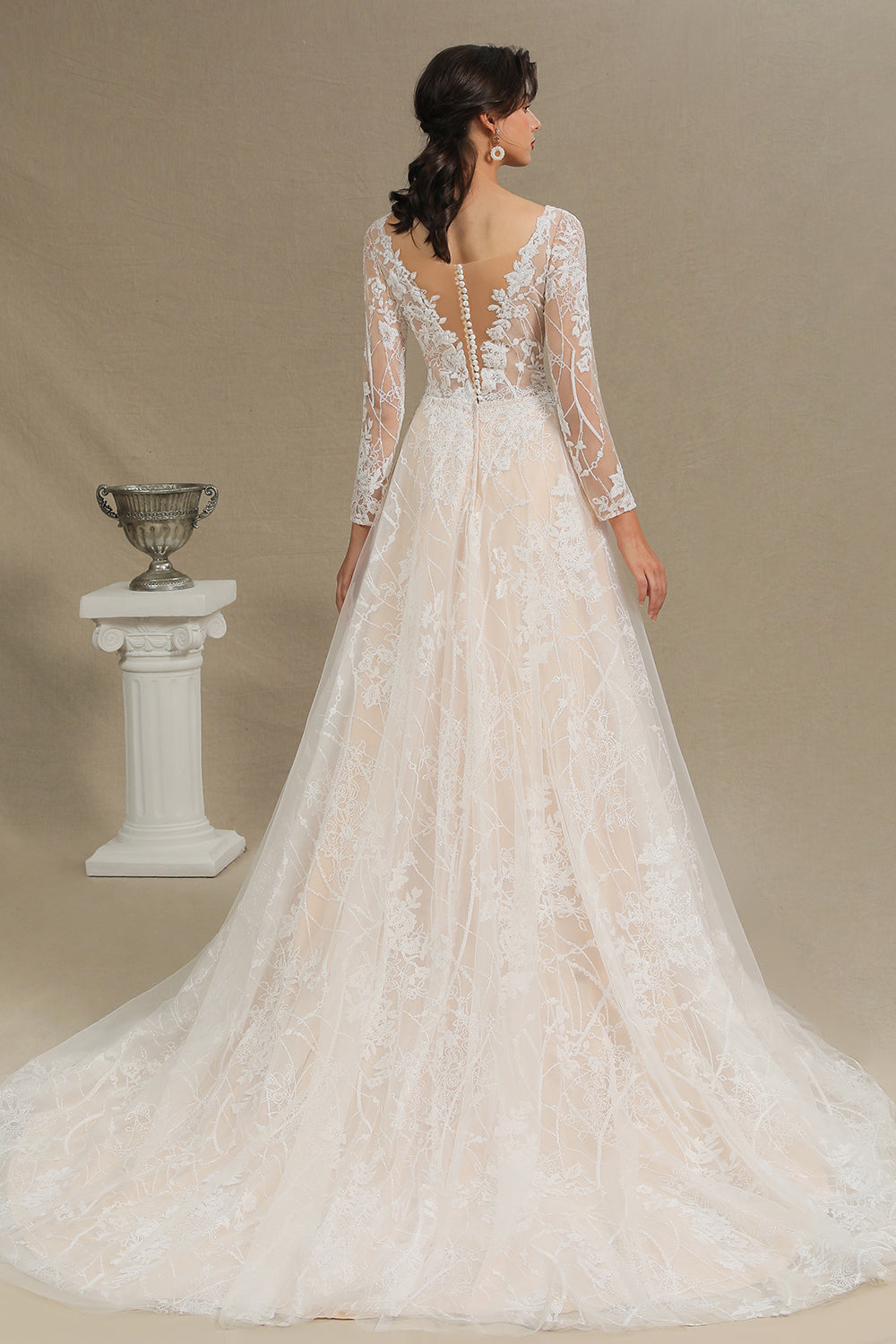 Elegantes Brautkleid aus Spitze mit tiefem V-Ausschnitt, langen Ärmeln und bodenlangen Brautkleidern