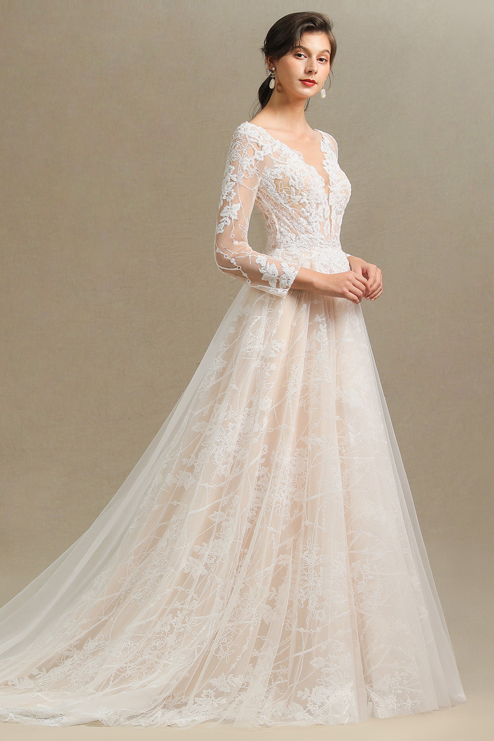 Elegantes Brautkleid aus Spitze mit tiefem V-Ausschnitt, langen Ärmeln und bodenlangen Brautkleidern