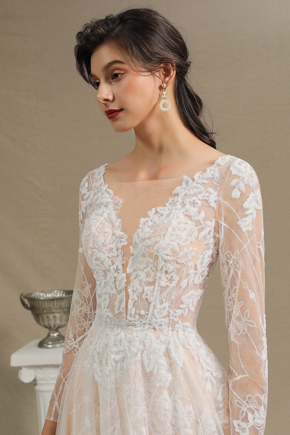 Elegantes Brautkleid aus Spitze mit tiefem V-Ausschnitt, langen Ärmeln und bodenlangen Brautkleidern
