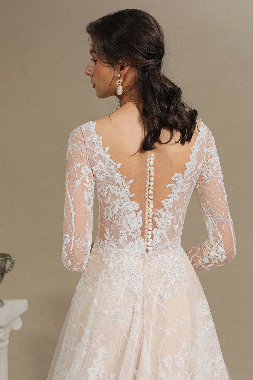 Elegantes Brautkleid aus Spitze mit tiefem V-Ausschnitt, langen Ärmeln und bodenlangen Brautkleidern
