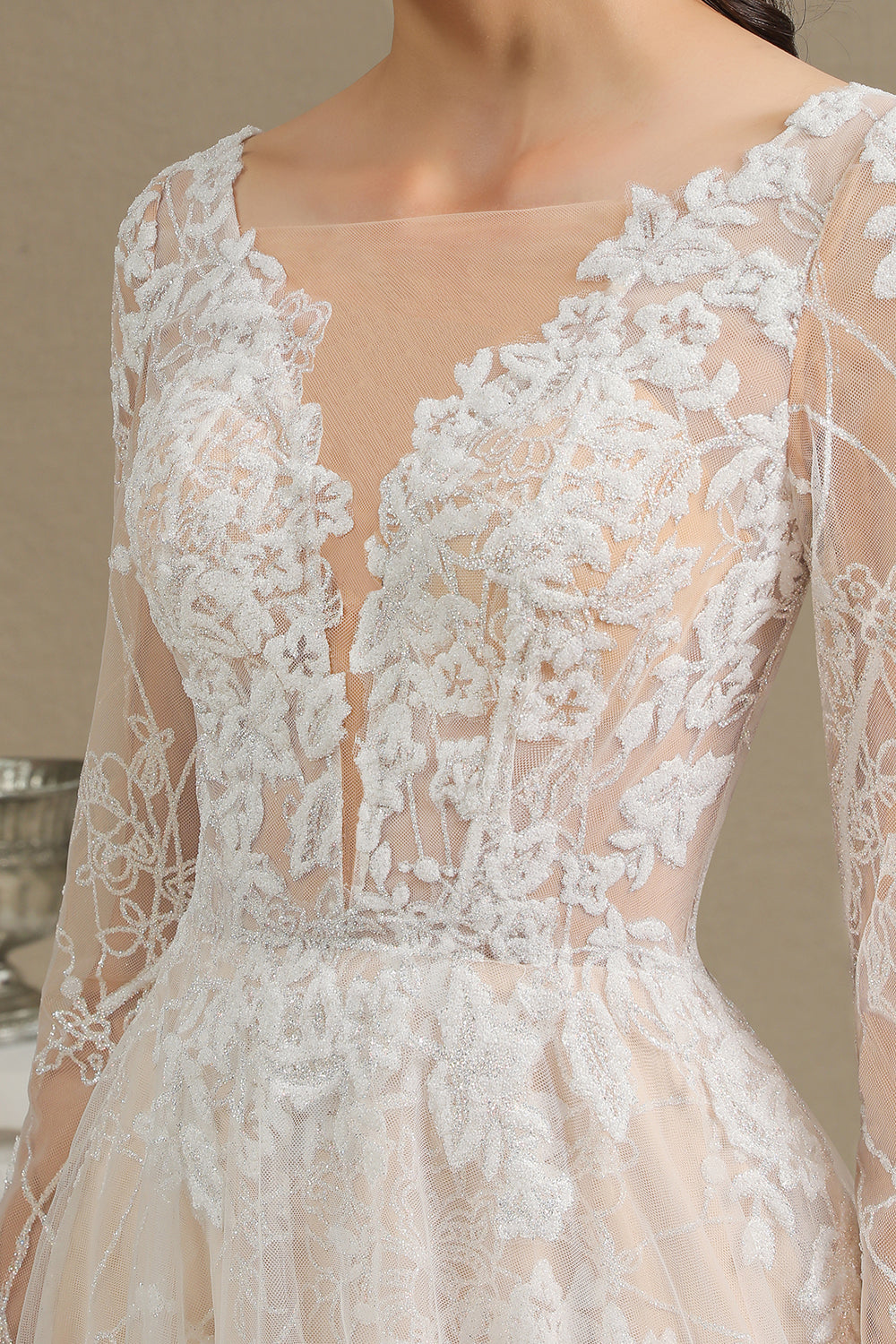 Elegantes Brautkleid aus Spitze mit tiefem V-Ausschnitt, langen Ärmeln und bodenlangen Brautkleidern