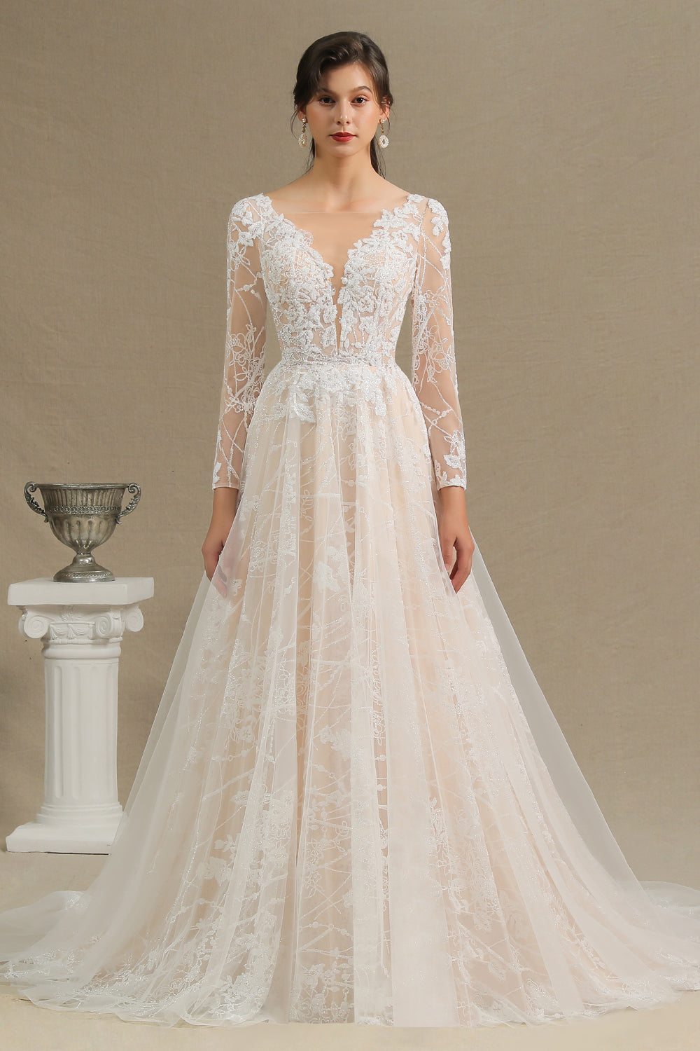 Elegantes Brautkleid aus Spitze mit tiefem V-Ausschnitt, langen Ärmeln und bodenlangen Brautkleidern