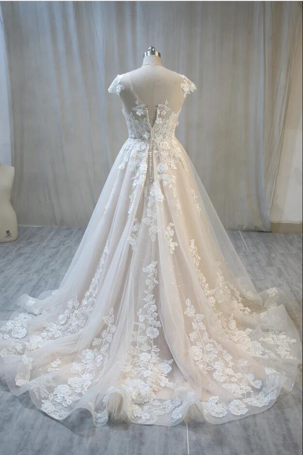 Elegantes, langes, rückenfreies Bateau-Brautkleid mit Applikationen und Spitze aus Tüll in A-Linie