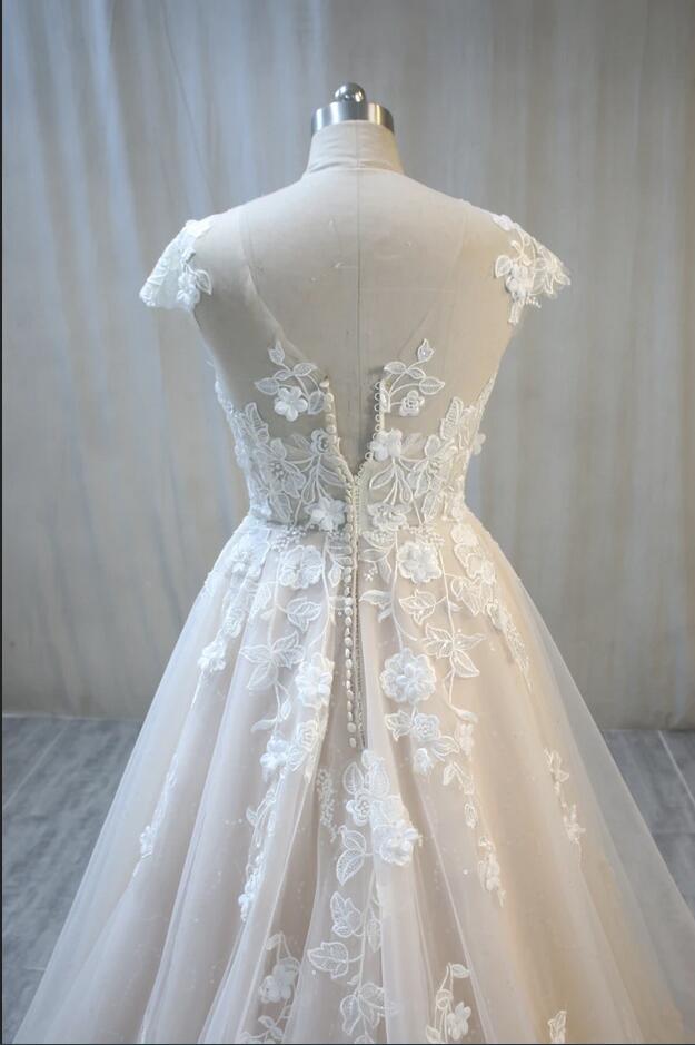 Elegantes, langes, rückenfreies Bateau-Brautkleid mit Applikationen und Spitze aus Tüll in A-Linie
