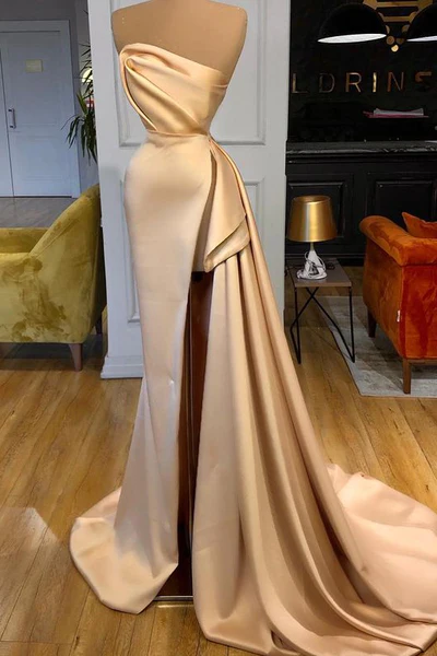Elegante vestido de fiesta largo en forma de A color champán sin tirantes y con abertura