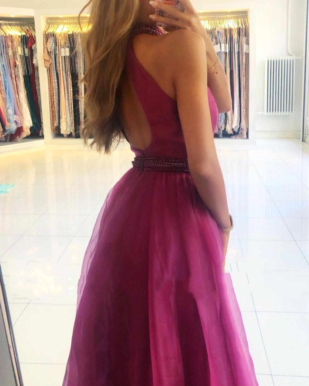 Elegantes langes A-Linien-Neckholder-Ballkleid aus Tüll mit Schlitz