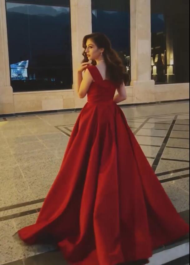 Elegantes langes schulterfreies A-Linien-Ballkleid aus Satin in Rot