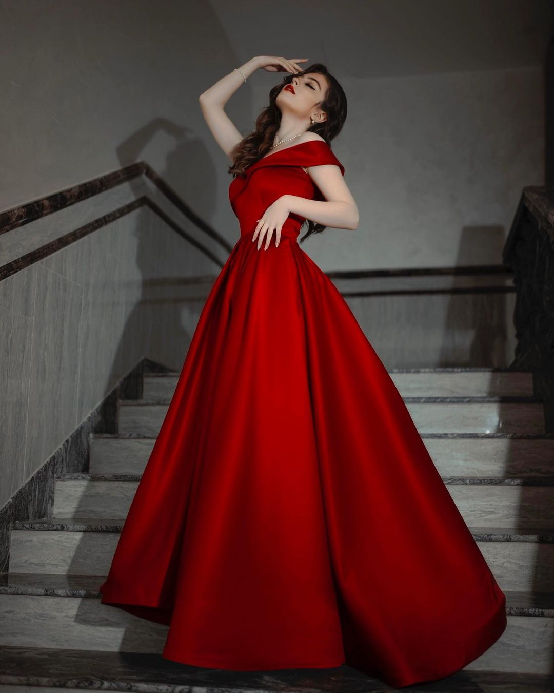 Elegantes langes schulterfreies A-Linien-Ballkleid aus Satin in Rot