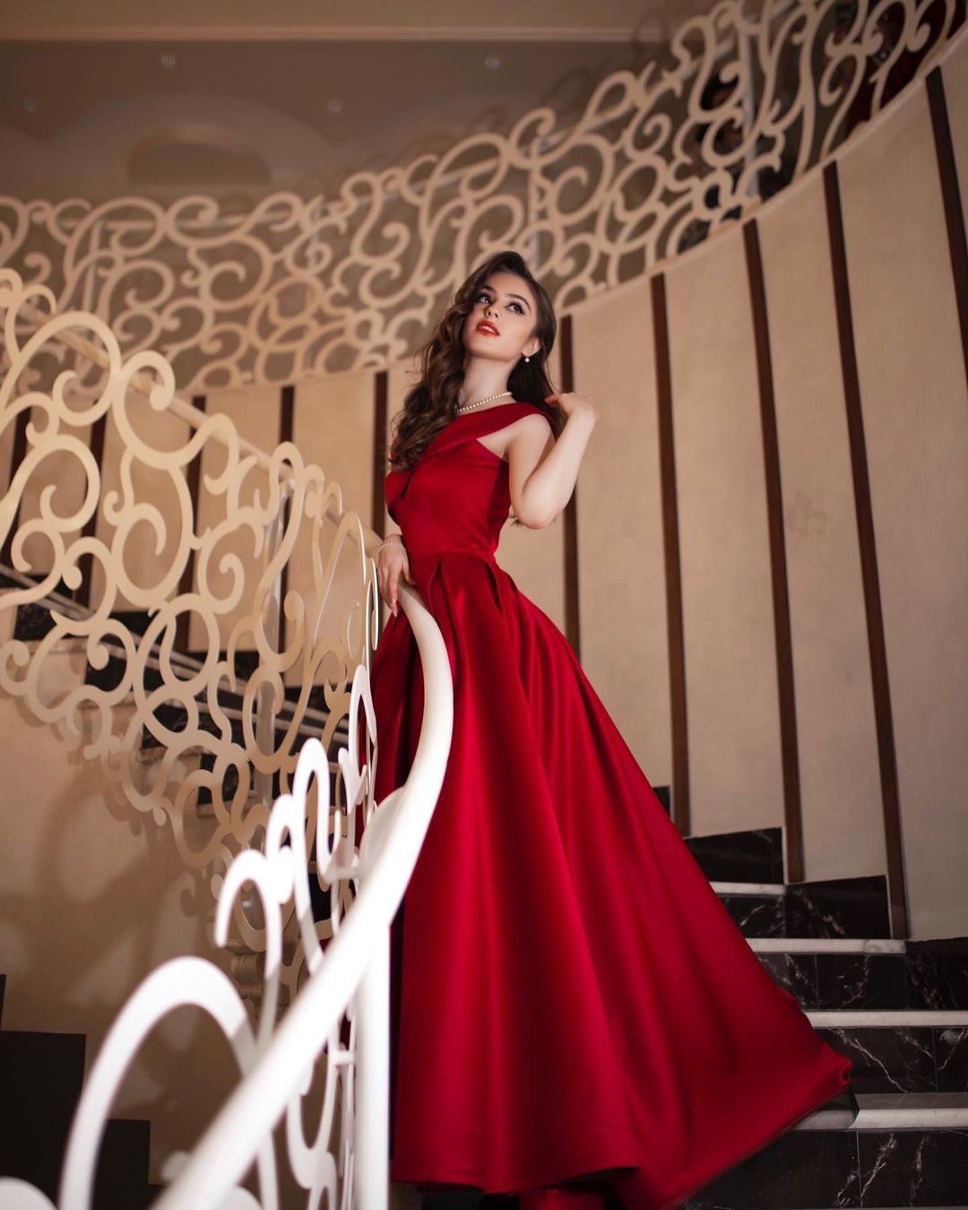 Elegantes langes schulterfreies A-Linien-Ballkleid aus Satin in Rot