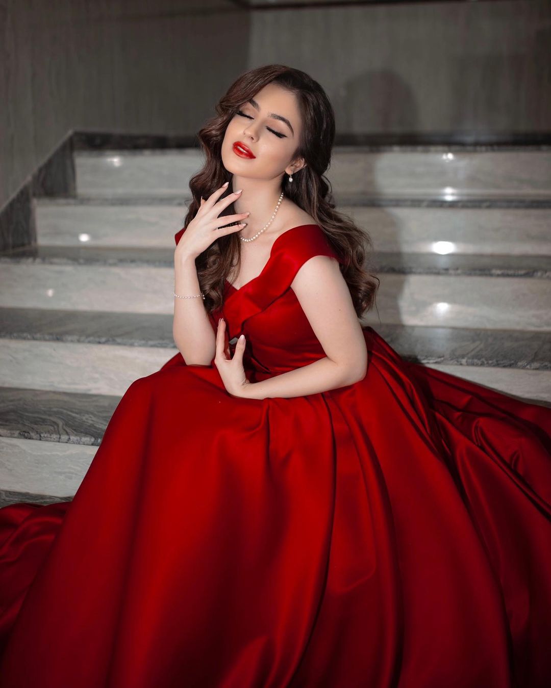 Elegantes langes schulterfreies A-Linien-Ballkleid aus Satin in Rot