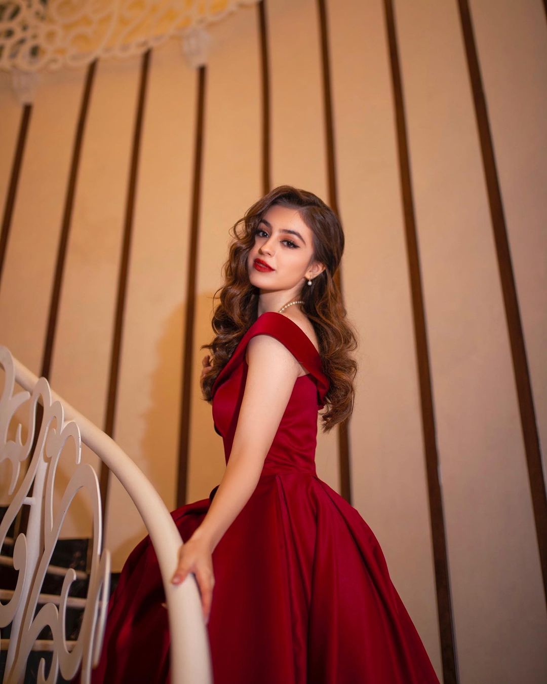 Elegantes langes schulterfreies A-Linien-Ballkleid aus Satin in Rot
