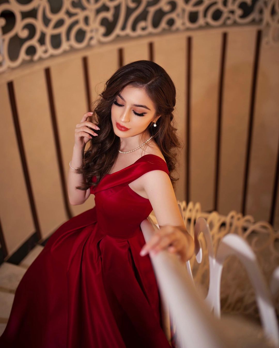 Elegantes langes schulterfreies A-Linien-Ballkleid aus Satin in Rot