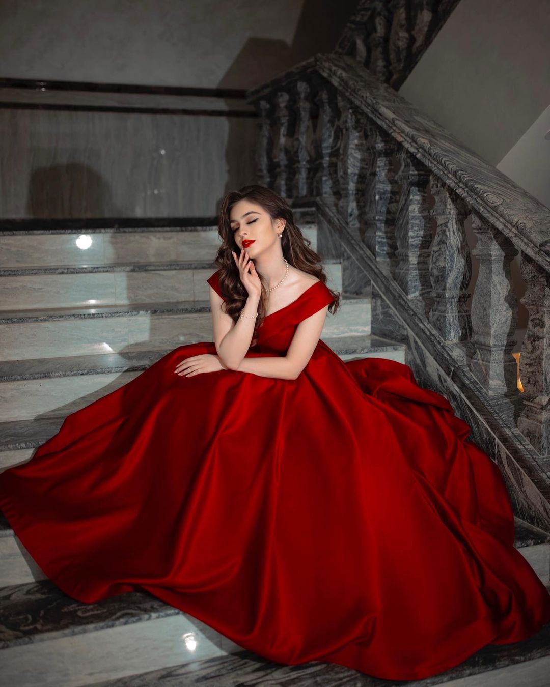 Elegantes langes schulterfreies A-Linien-Ballkleid aus Satin in Rot
