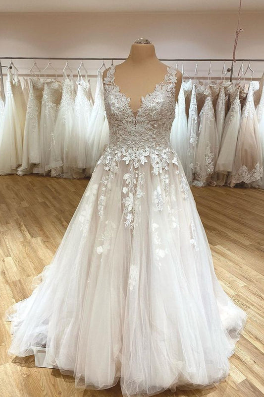 Elegantes langes A-Linien-Brautkleid mit Herzausschnitt und Applikationen aus Spitze und Tüll