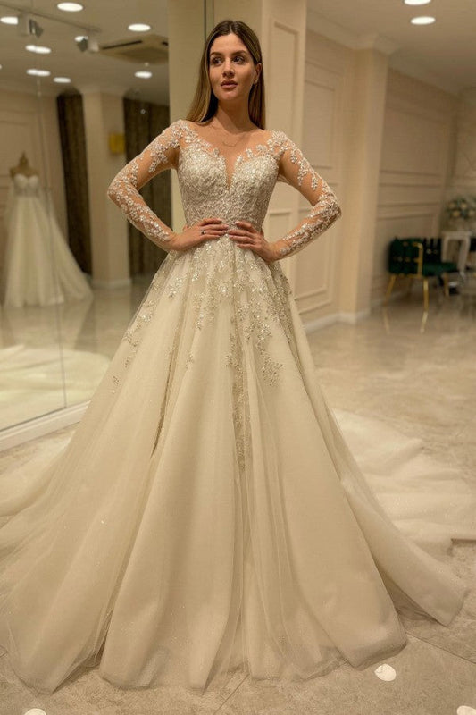Elegantes langes A-Linien-Brautkleid mit Herzausschnitt und Spitzenapplikationen und Ärmeln