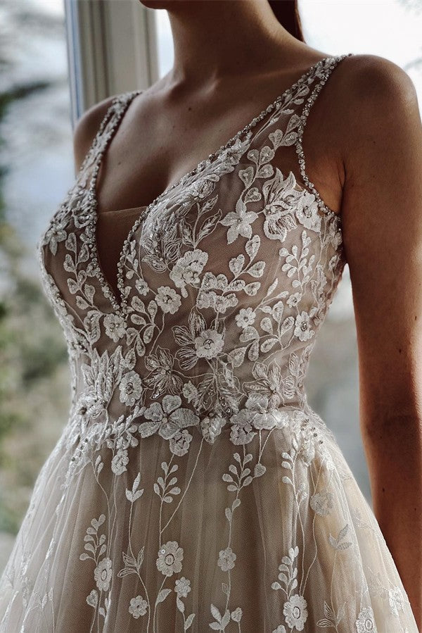 Elegante vestido de novia largo de tul con escote en V, espalda descubierta y encaje
