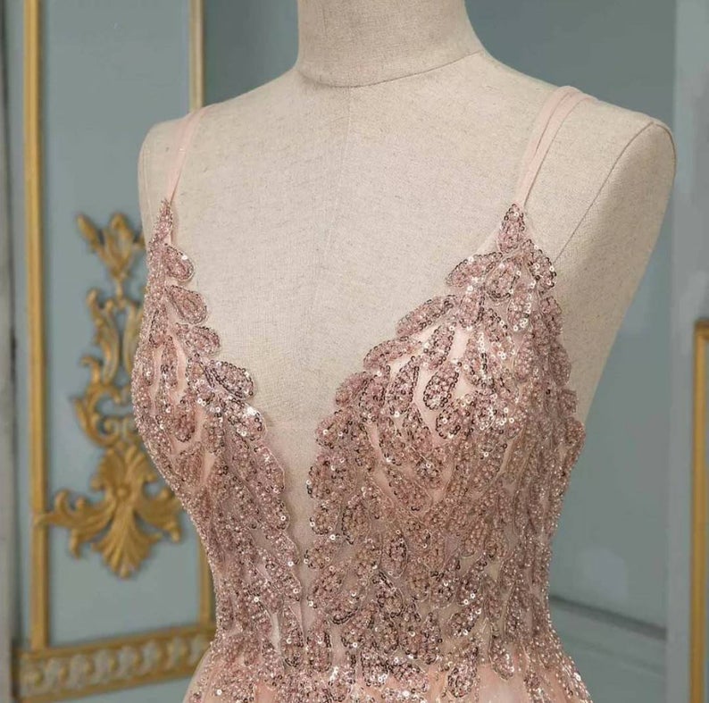 Elegantes langes rückenfreies Ballkleid aus Tüll in A-Linie mit V-Ausschnitt und Pailletten