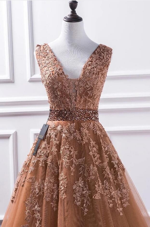 Elegantes langes A-Linien-Ballkleid mit V-Ausschnitt und Tüllspitze