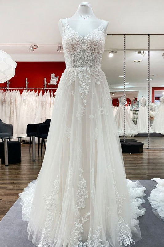 Elegante vestido de novia largo de tul con escote en V y tirantes finos de encaje.