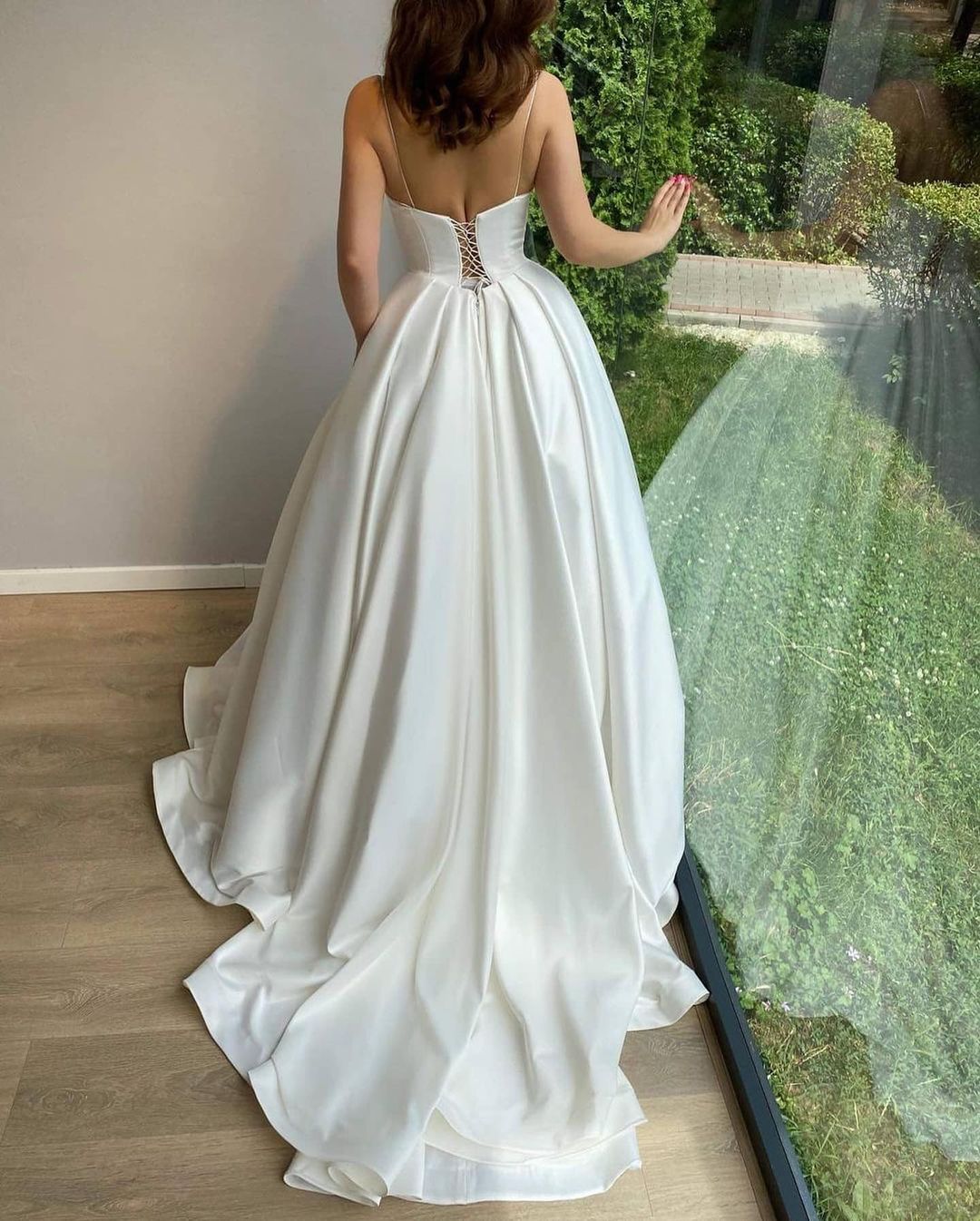 Elegantes langes Ballkleid mit herzförmigem Ausschnitt und Spaghettiträgern aus Satin