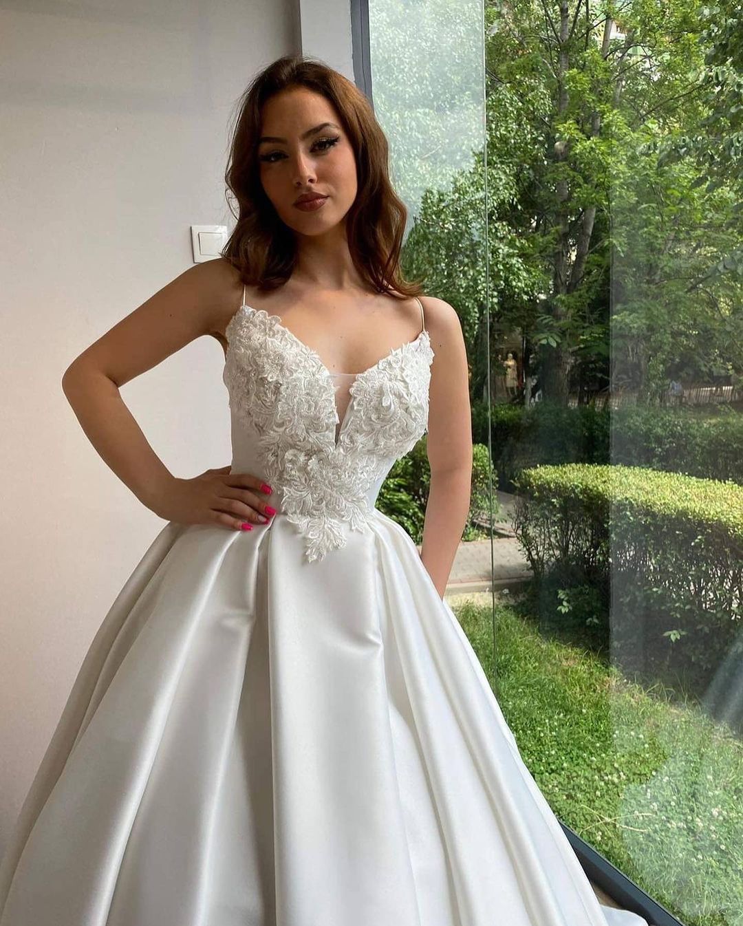 Elegantes langes Ballkleid mit herzförmigem Ausschnitt und Spaghettiträgern aus Satin
