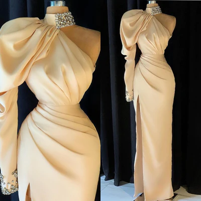 Elegante vestido de fiesta largo color champán con escote alto, un hombro abierto y abertura
