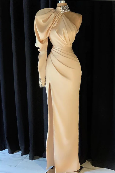 Elegante vestido de fiesta largo color champán con escote alto, un hombro abierto y abertura