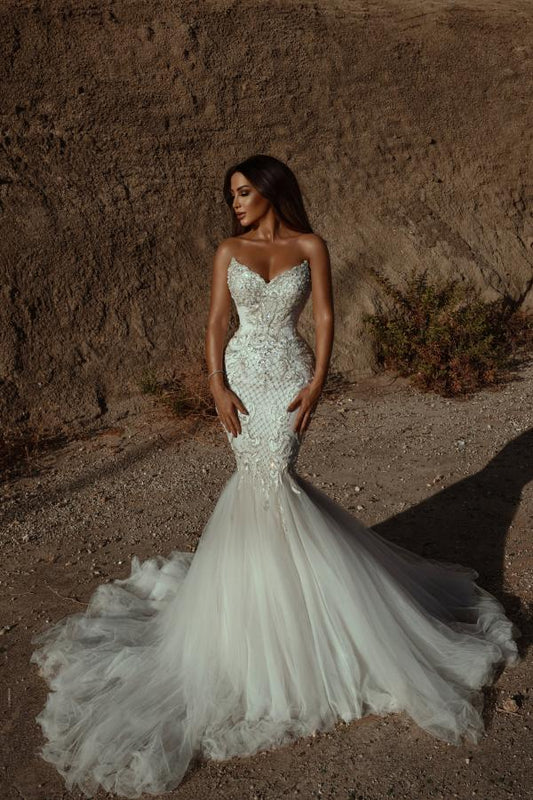 Elegantes langes rückenfreies Meerjungfrau-Brautkleid aus Tüll mit herzförmigem Ausschnitt und Spitzenapplikationen