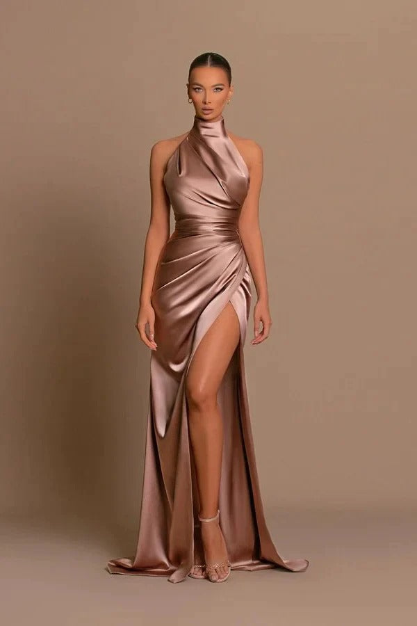 Elegante vestido de fiesta formal de satén con cuello alto y corte sirena largo con abertura