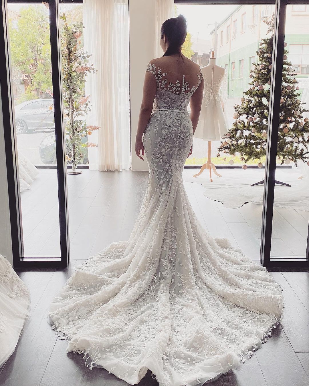 Elegantes langes Meerjungfrau-Brautkleid mit schulterfreiem Rücken und Spitzenapplikationen