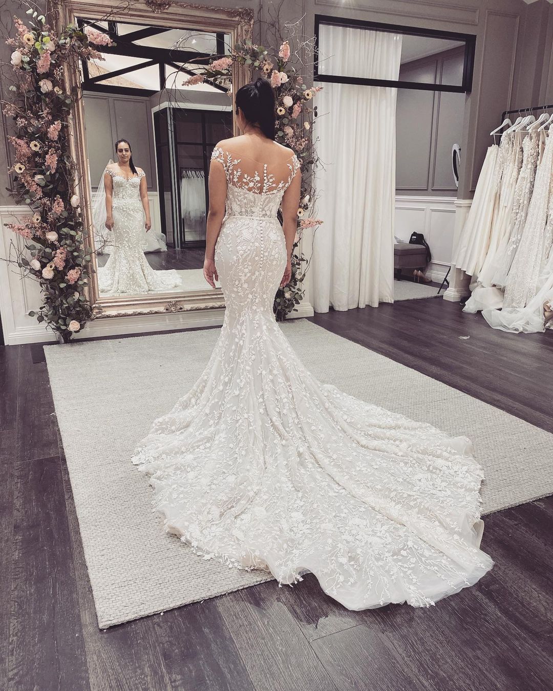 Elegantes langes Meerjungfrau-Brautkleid mit schulterfreiem Rücken und Spitzenapplikationen