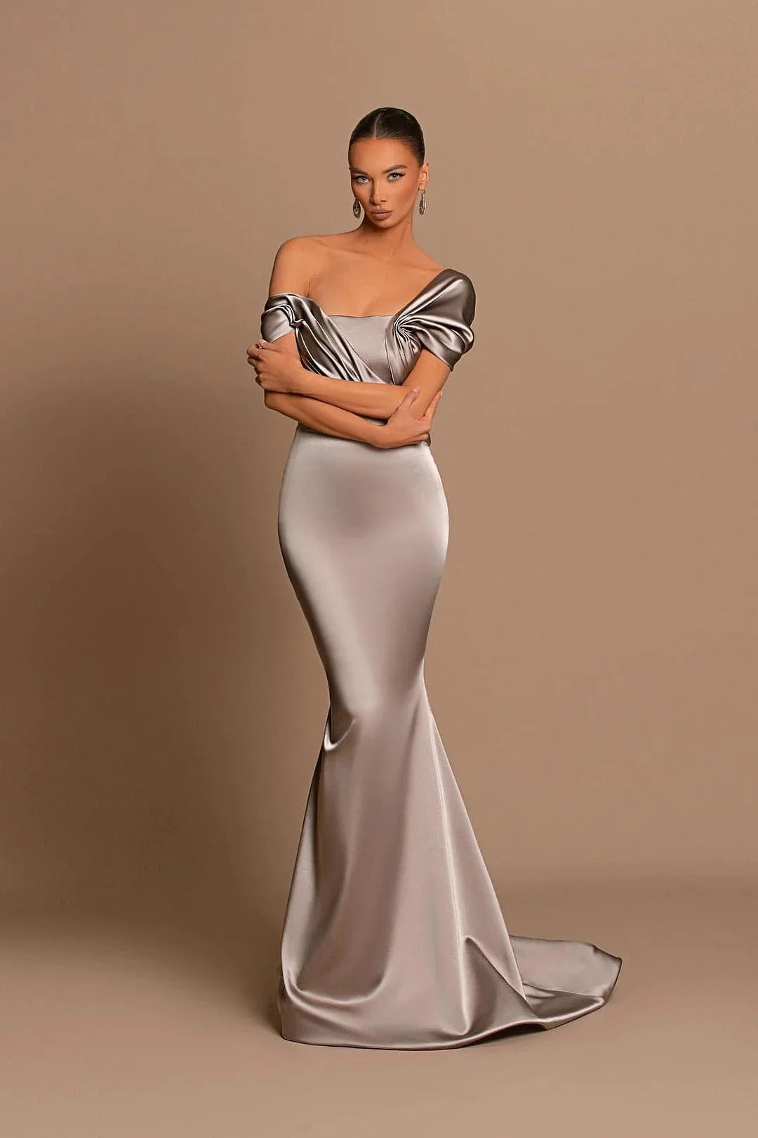Elegante vestido de fiesta formal de satén con hombros descubiertos y corte sirena largo