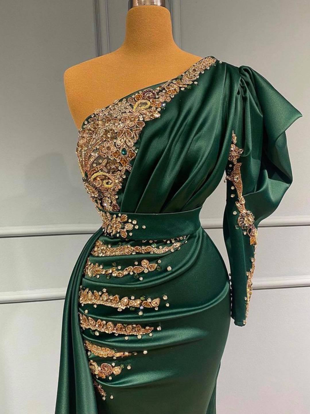 Elegantes langes Meerjungfrau-Abendkleid mit einer Schulter in Dunkelgrün