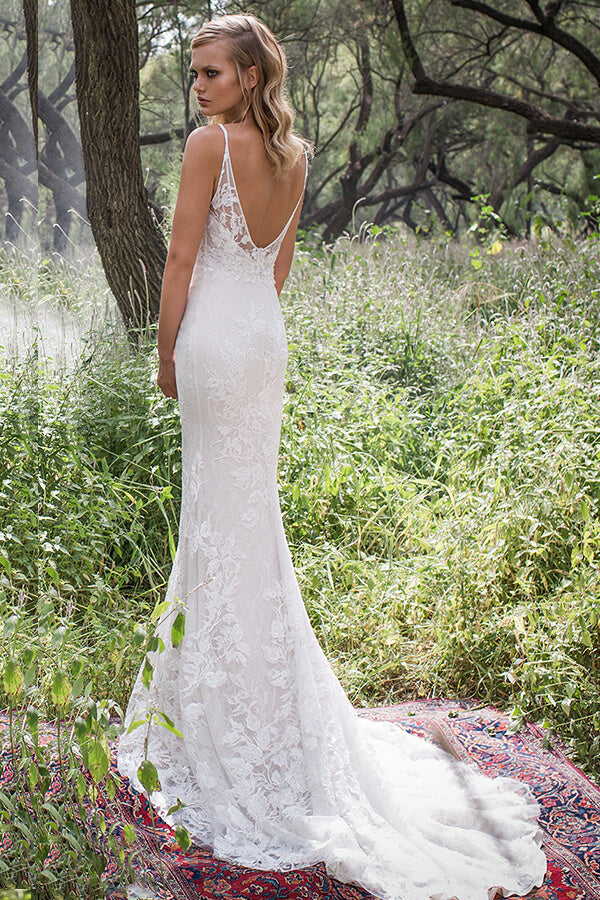 Elegante vestido de novia largo de sirena con tirantes finos y encaje sin espalda