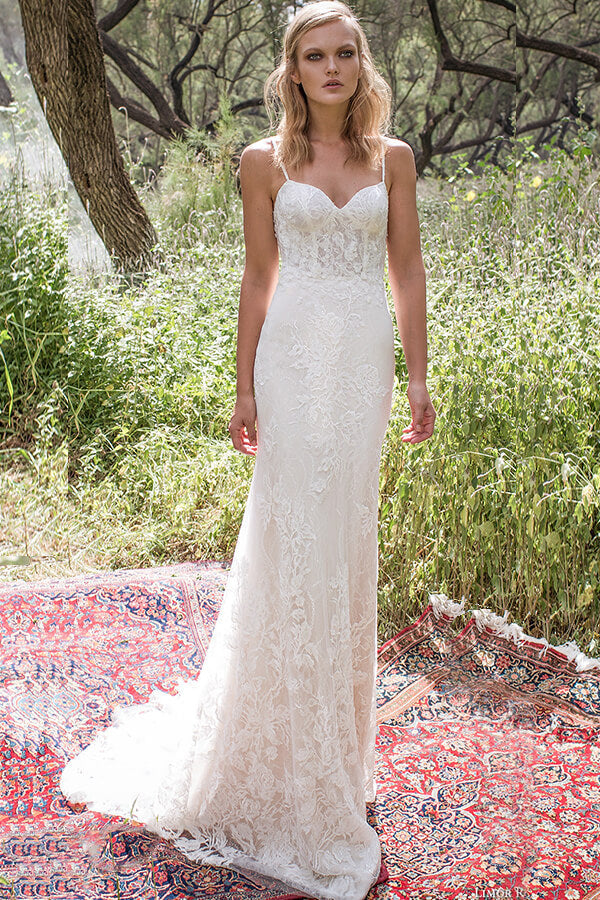 Elegante vestido de novia largo de sirena con tirantes finos y encaje sin espalda