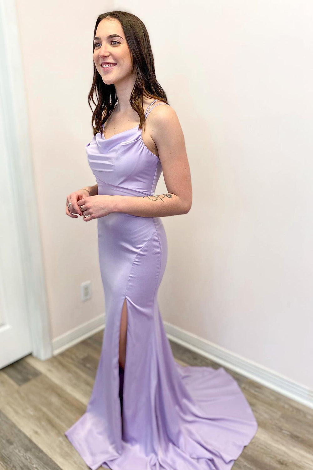 Elegantes langes Meerjungfrau-Abendkleid mit Spaghettiträgern und rückenfreiem Schnitt