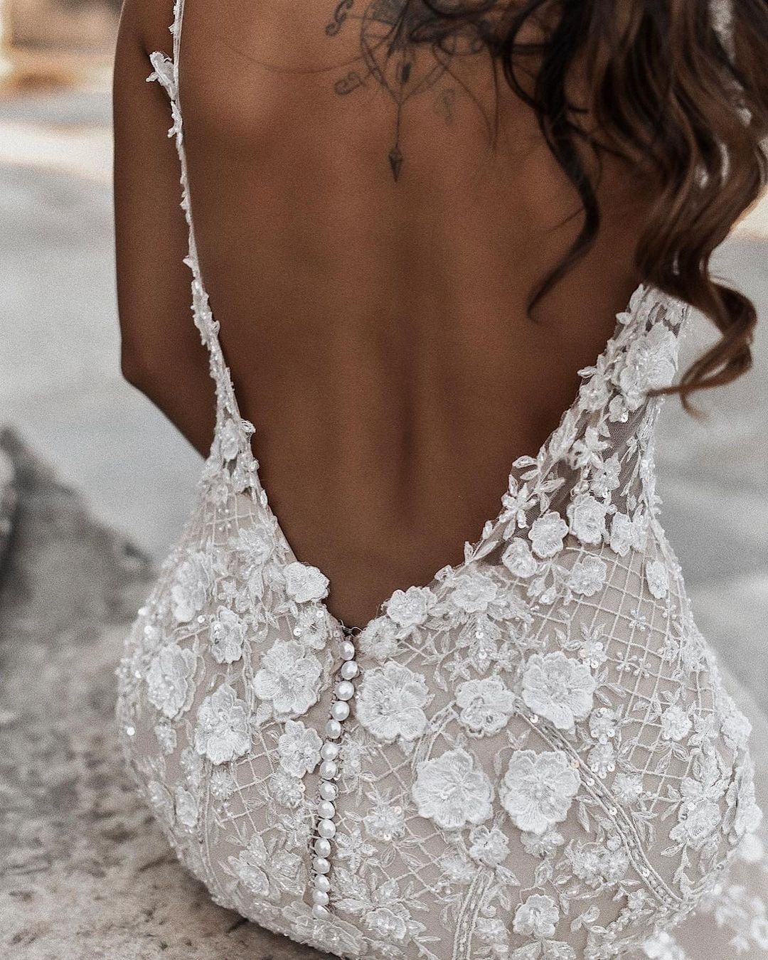 Elegantes langes Meerjungfrau-Brautkleid mit V-Ausschnitt und Blumenspitze