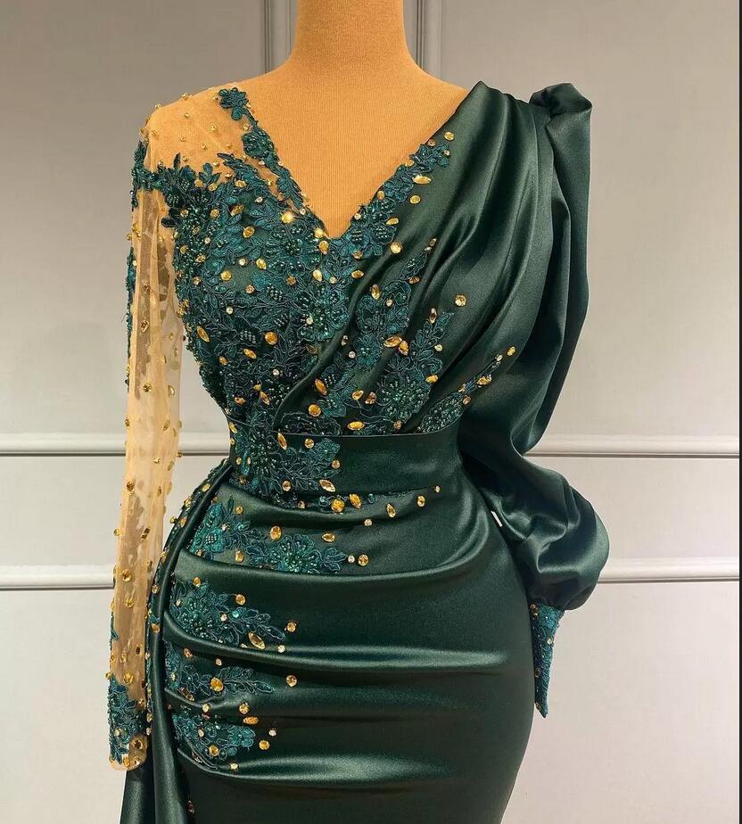 Elegantes langes Meerjungfrau-Abendkleid aus Satin mit V-Ausschnitt in Dunkelgrün