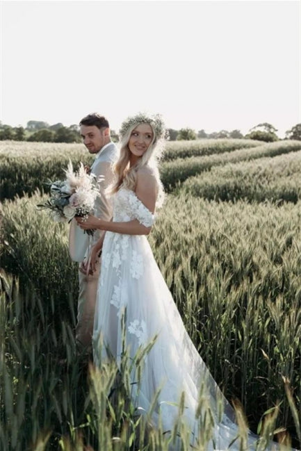 Elegantes, langes, schulterfreies Brautkleid aus Tüll mit floraler Spitze