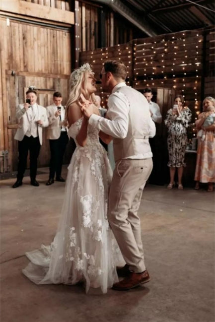 Elegantes, langes, schulterfreies Brautkleid aus Tüll mit floraler Spitze