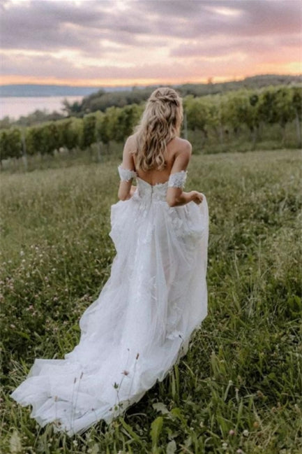 Elegantes, langes, schulterfreies Brautkleid aus Tüll mit floraler Spitze
